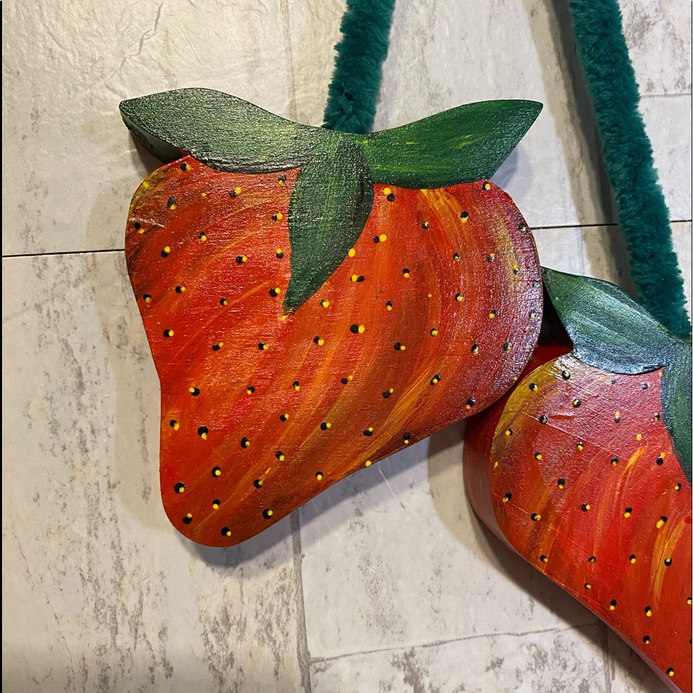 HAND CRAFTED Painted Set of double hanging wood strawberries NWOT Sealed - Picture 11 of 13